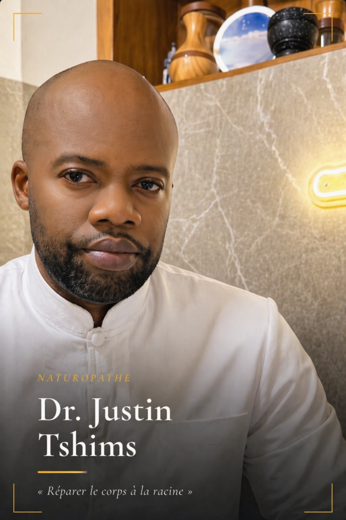 Portrait du Dr Justin Tshims, naturopathe, en tenue blanche